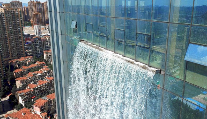 Самый высокий искусственный водопад в мире на стене китайского небоскреба (9 фото)